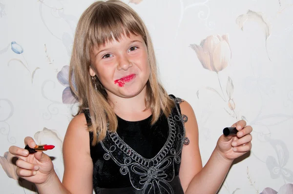 Tiener meisje met rode lippenstift — Stockfoto