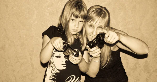母亲和女儿在玩游戏 — 图库照片