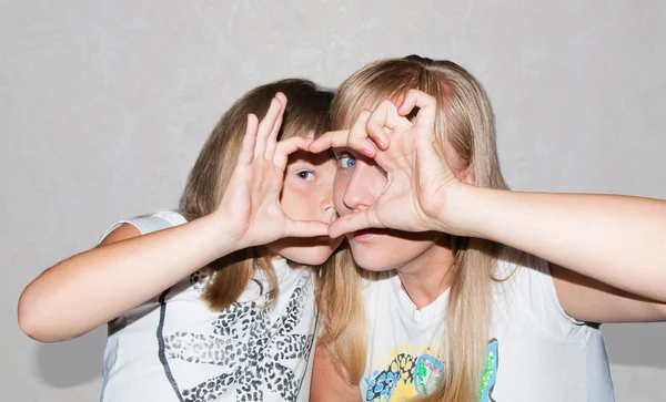 Mother and daughter shows heart — Stock Photo, Image