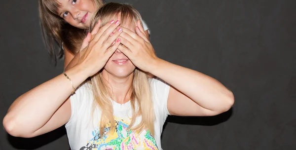 Mother and daughter play quess who — Stock Photo, Image