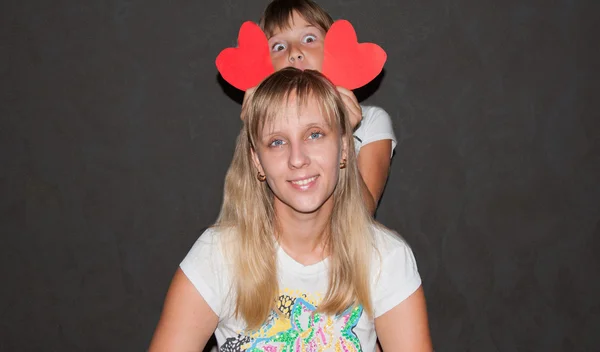 Mother and daughter shows heart — Stock Photo, Image