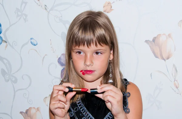 Menina adolescente com batom vermelho — Fotografia de Stock