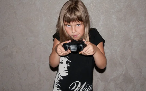 Fille jouer avec joystick — Photo