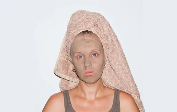 Femme avec masque cosmétique sur son visage — Photo