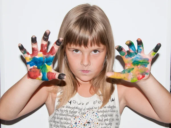 Menina criança com dedos pintados — Fotografia de Stock