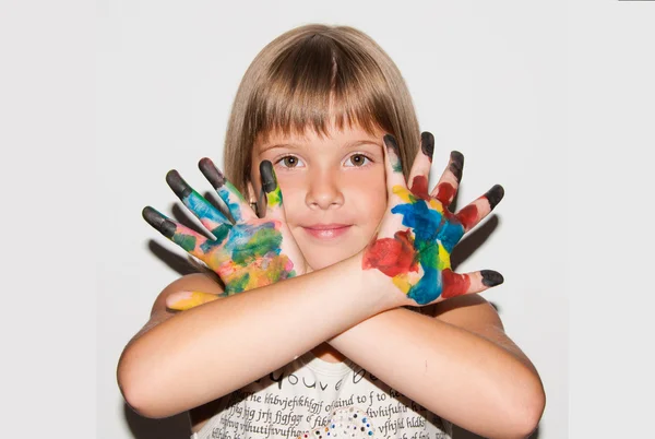 Enfant fille avec des doigts peints — Photo