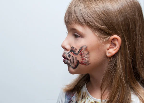 Meisje met geschilderde gezicht zijaanzicht — Stockfoto