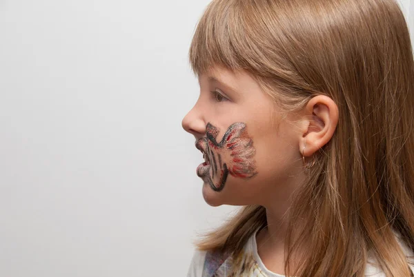 Flicka med målade ansiktet sidovy — Stockfoto