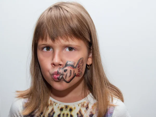 Meisje met geschilderde gezicht — Stockfoto