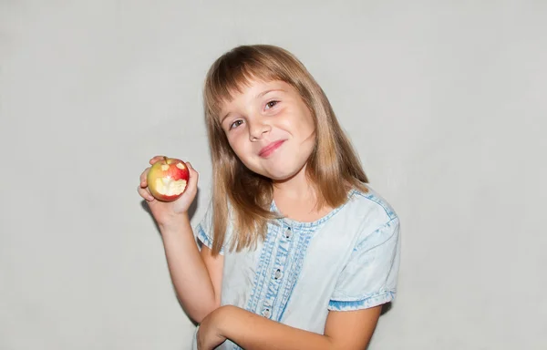 Girl eats apple — Stock Photo, Image