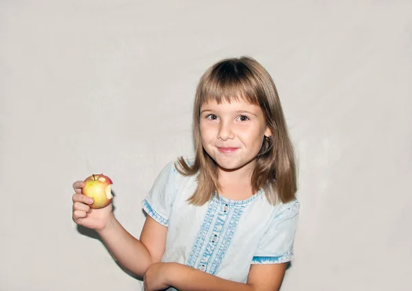 Girl eats apple — Stock Photo, Image