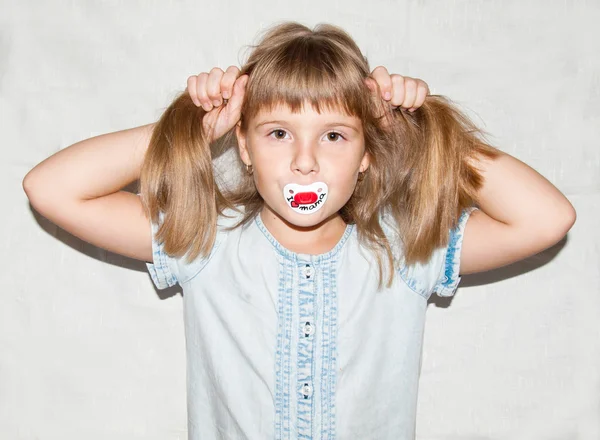 Menina com uma chupeta — Fotografia de Stock