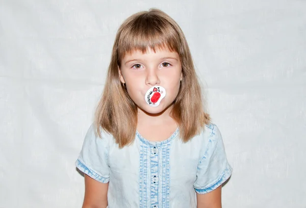 Menina com uma chupeta — Fotografia de Stock