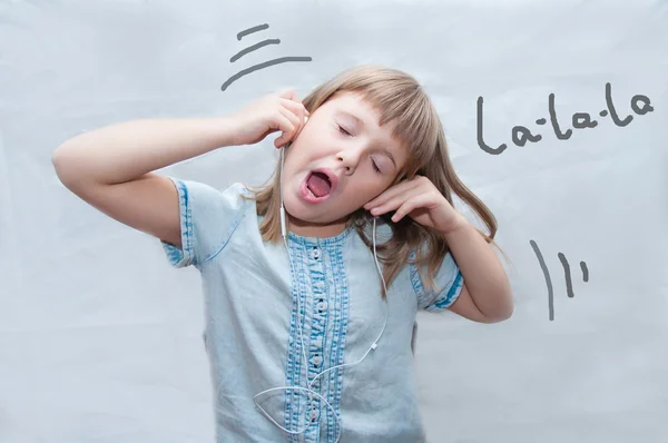 Menina com fones de ouvido — Fotografia de Stock