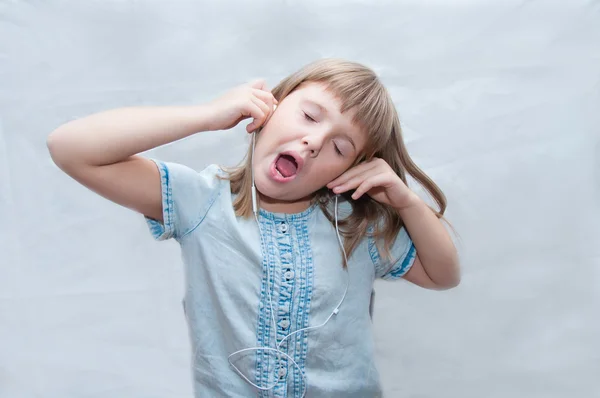 Girl with earphones — Stock Photo, Image