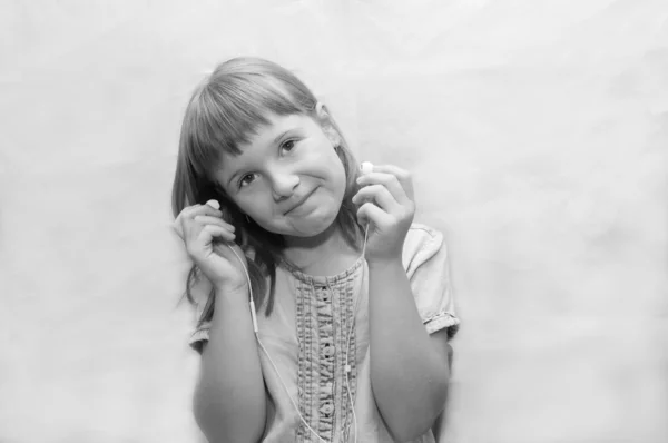 Menina com fones de ouvido — Fotografia de Stock