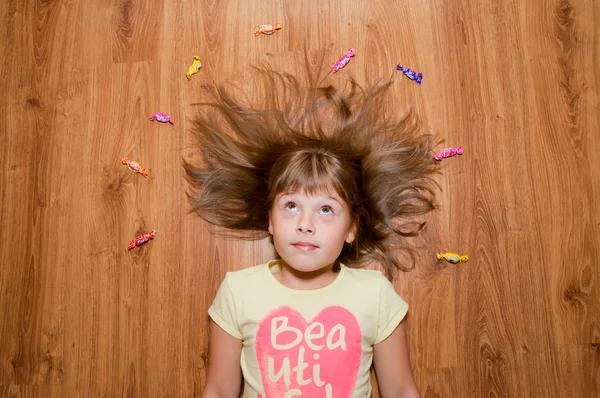 Girl and candy — Stock Photo, Image