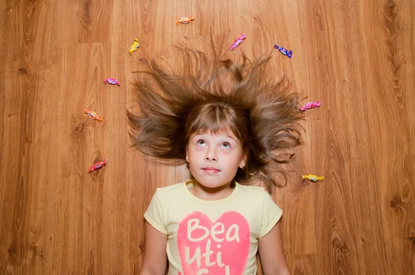 Menina e doces — Fotografia de Stock