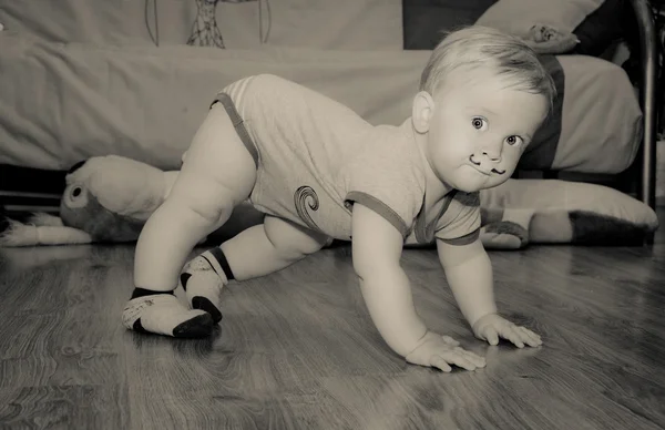 Bambino carino con baffi dipinti in piedi — Foto Stock