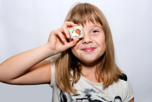 Mädchen und Sushi — Stockfoto