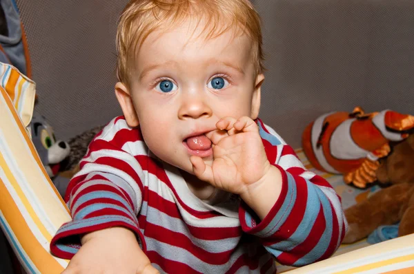 Babay boy cheews fingers — Stock Photo, Image