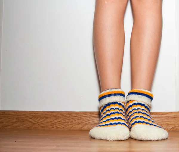 Chica piernas en calcetines — Foto de Stock