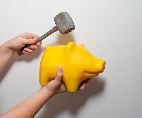 黄色の豚の貯金箱とハマー — ストック写真