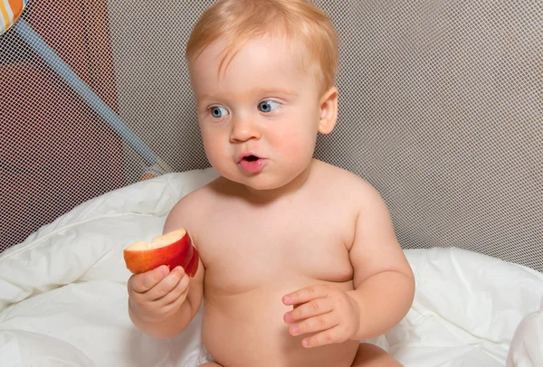 Chłopiec dziecko jedzenie — Zdjęcie stockowe