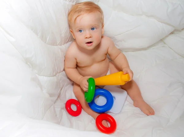 Menino e brinquedo — Fotografia de Stock