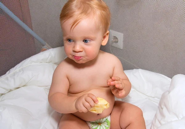 男の子を食べる — ストック写真