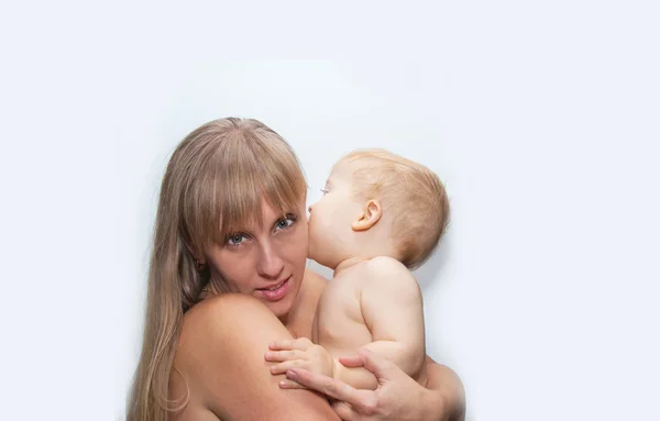 Baba fiú megcsókolja anya — Stock Fotó
