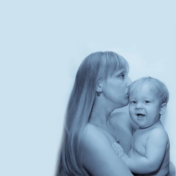 Anya és fia kék szűrő — Stock Fotó