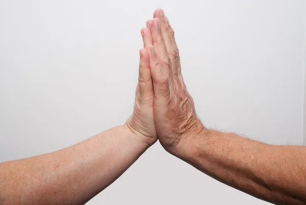 Две старые руки молятся — стоковое фото