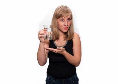 Genç bir kadın bir bardak suyla