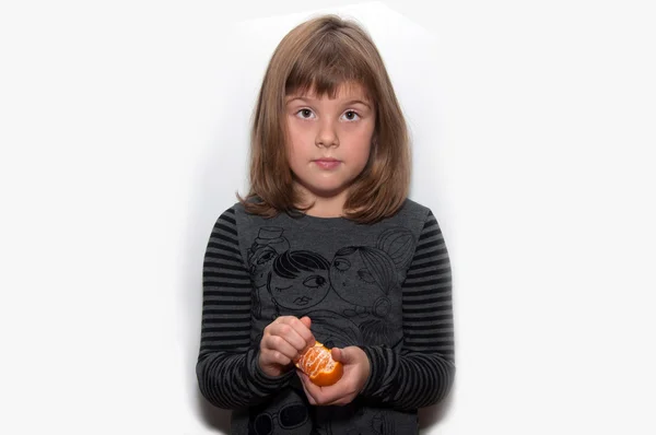 Девочка-подросток с мандарином — стоковое фото