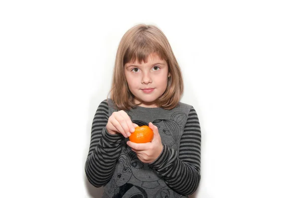 Teen girl with mandarin — Stock Photo, Image