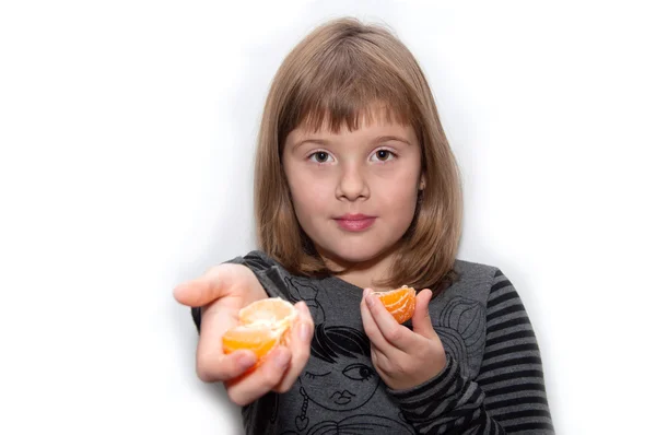 Teen girl shares mandarin — Stock Photo, Image