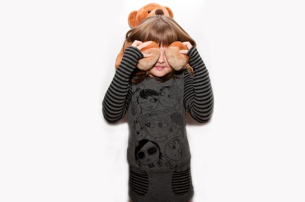 Menina adolescente com urso de brinquedo — Fotografia de Stock