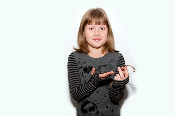 Adolescente avec des montres dorées — Photo