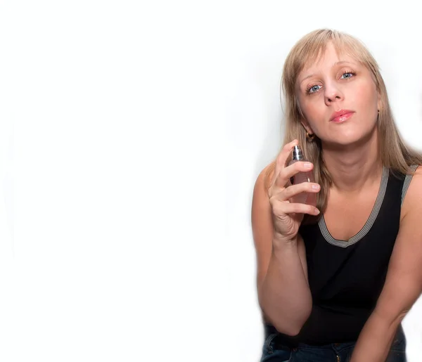 Mujer joven con un perfume — Foto de Stock