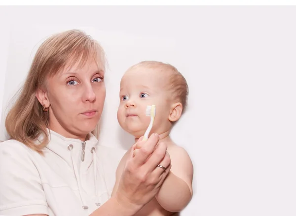 Mãe e filho com escova de dentes — Fotografia de Stock