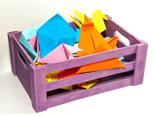 Деревянный ящик разноцветного оригами — стоковое фото