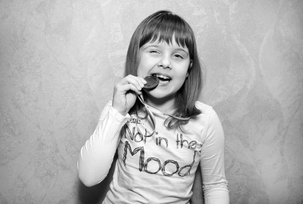 Flicka och medalj i tänder — Stockfoto