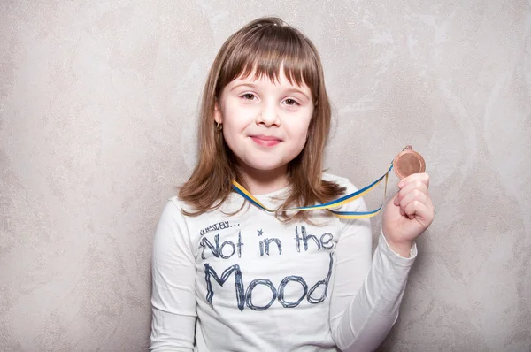 Menina e medalha — Fotografia de Stock