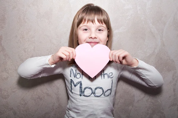 Tiener meisje met roze hart — Stockfoto