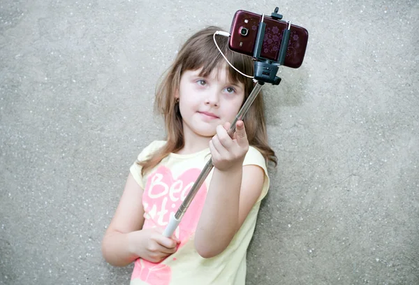 女の子は、selfie - 一脚に焦点を当てる — ストック写真