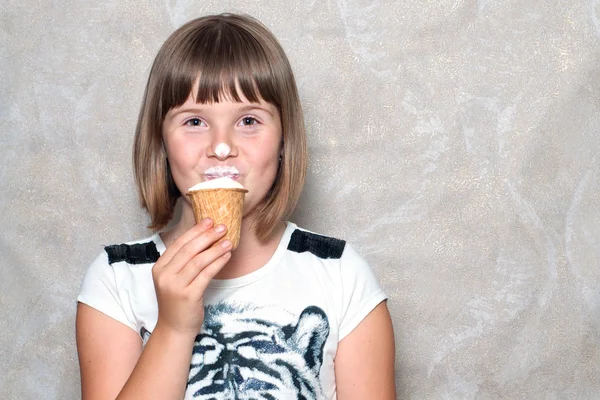 Girl eats ice cream portrait — Stock Photo, Image