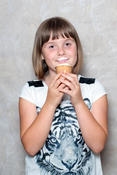 Girl eats ice cream — Stock Photo, Image