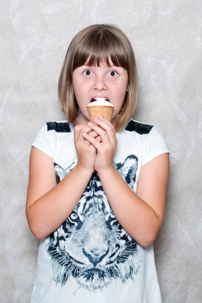 Girl eats ice cream — Stock Photo, Image