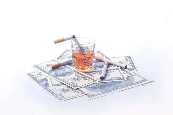 Dollars de cigarettes et whisky — Photo
